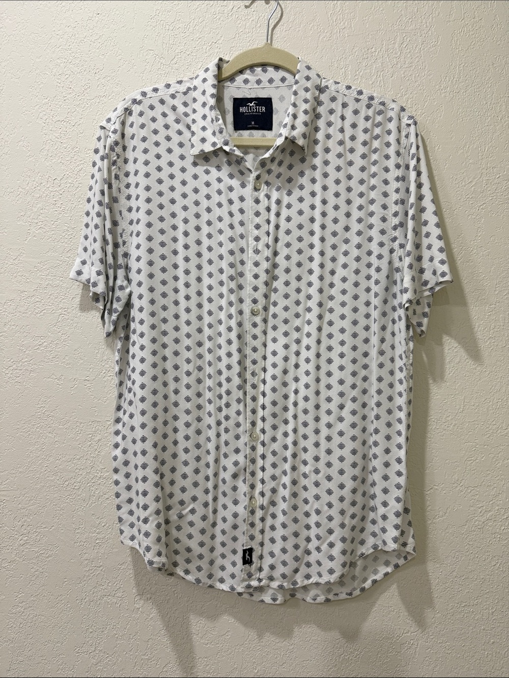 Hollister White Short-Sleeve Button-Down Shirt with Gray Diamond Print